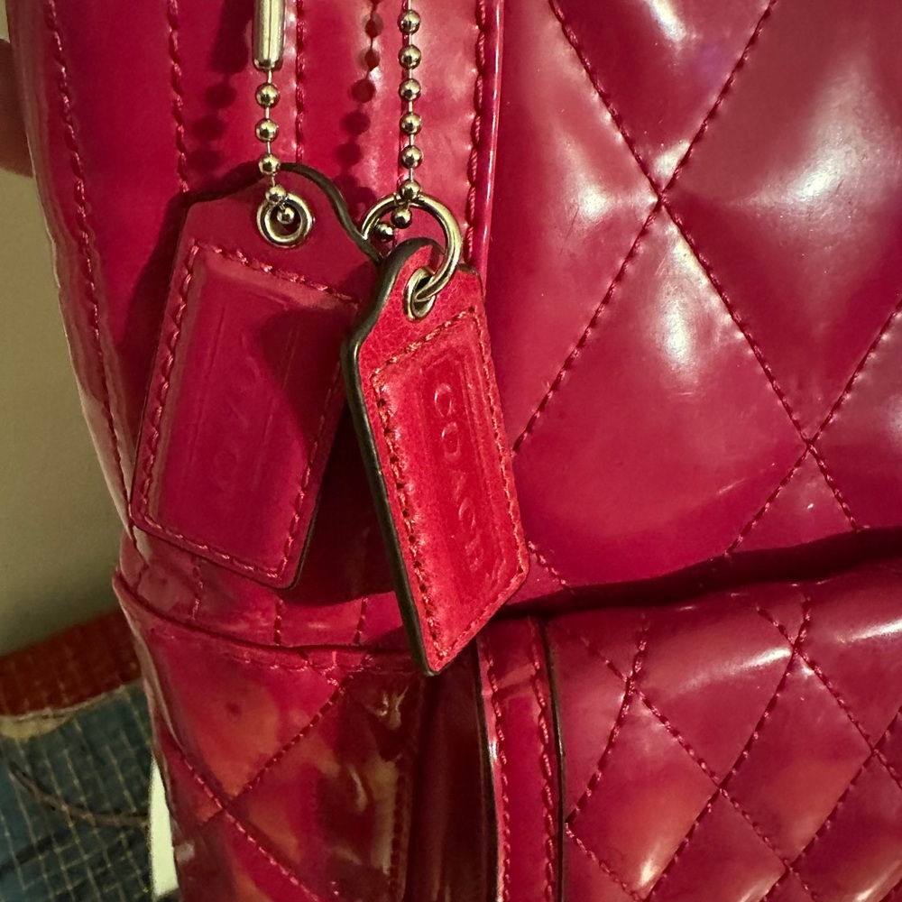 Coach Poppy Quilted Patent Leather shoulder bag. - Picture 5 of 10